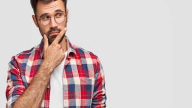 پسری که بیش از حد به قیافه و ظاهر دوست دخترش حساس است